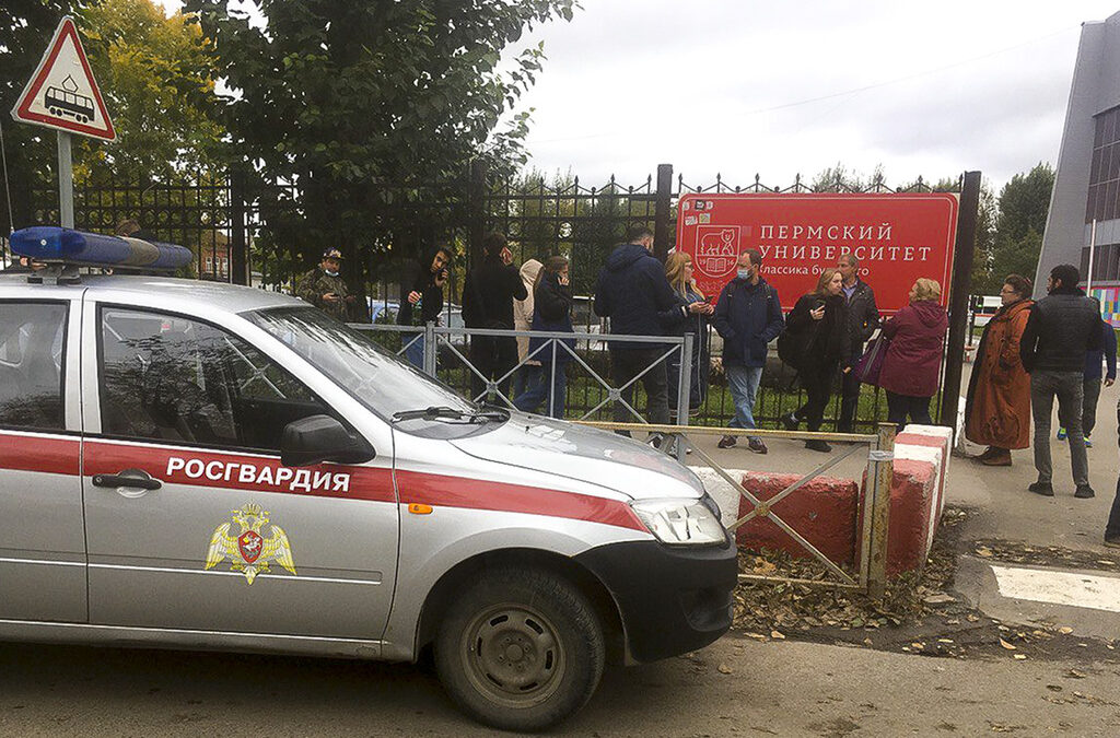 Студент откри огън в университета в Перм, най-малко 8 души са убити