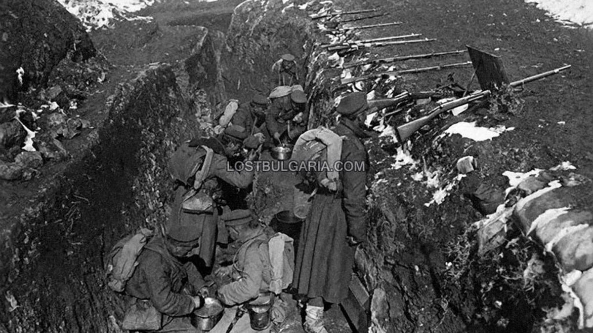 Български войници обядват на позиция в окопите, на Южния фронт, 1918 г.