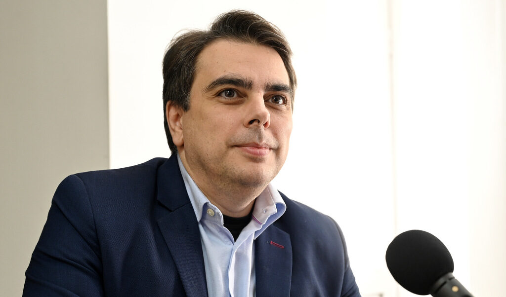 Политическото напрежение: "Продължаваме промяната" представя програмата си до 2 седмици