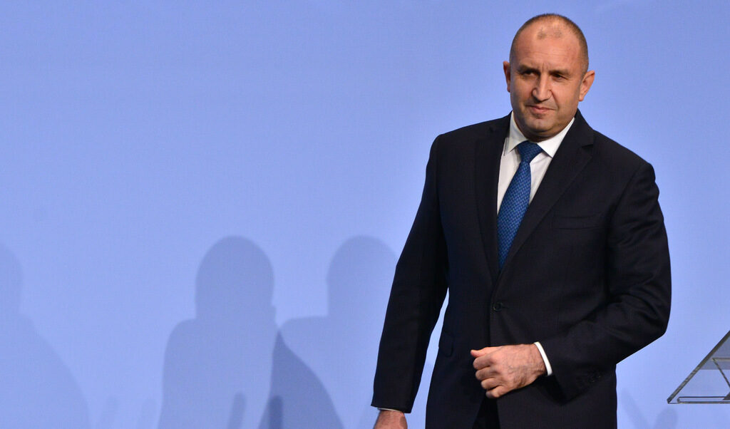 Коронавирусът в България: въпреки искането на ГЕРБ и БСП Радев няма да сменя здравния министър