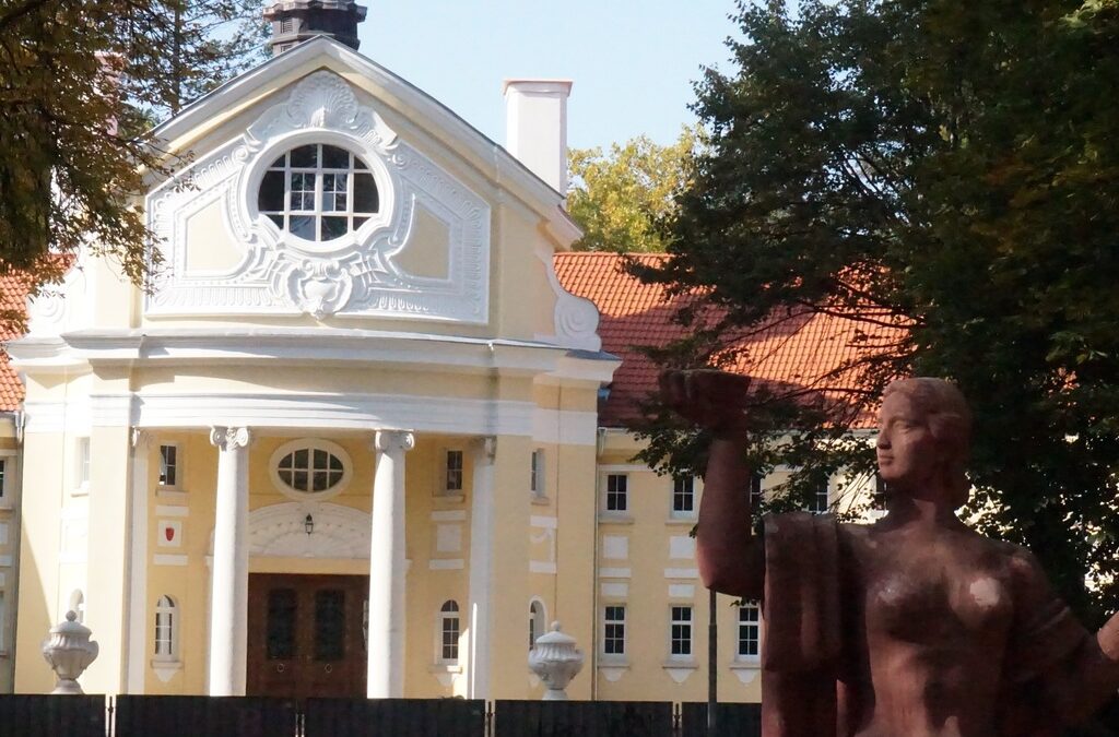 Реставрираната фасада на минералната баня в Банкя.