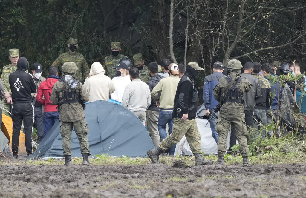 Полша въведе извънредно положение във воеводствата по границата с Беларус, но засега отказва да подсили изпратените да се справят с мигрантите войници с предлаганите от Брюксел служители от европейската гранична агенция.