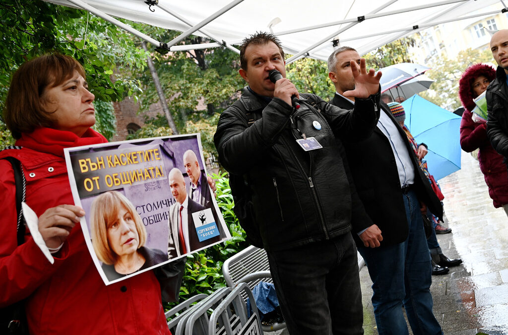 Георги Георгиев от "Боец" и Методи лалов (двясно) на протеста пред сградата на ул. "Московска" 33. Георги Георгиев от "Боец" и Методи лалов (двясно) на протеста пред сградата на ул. "Московска" 33.