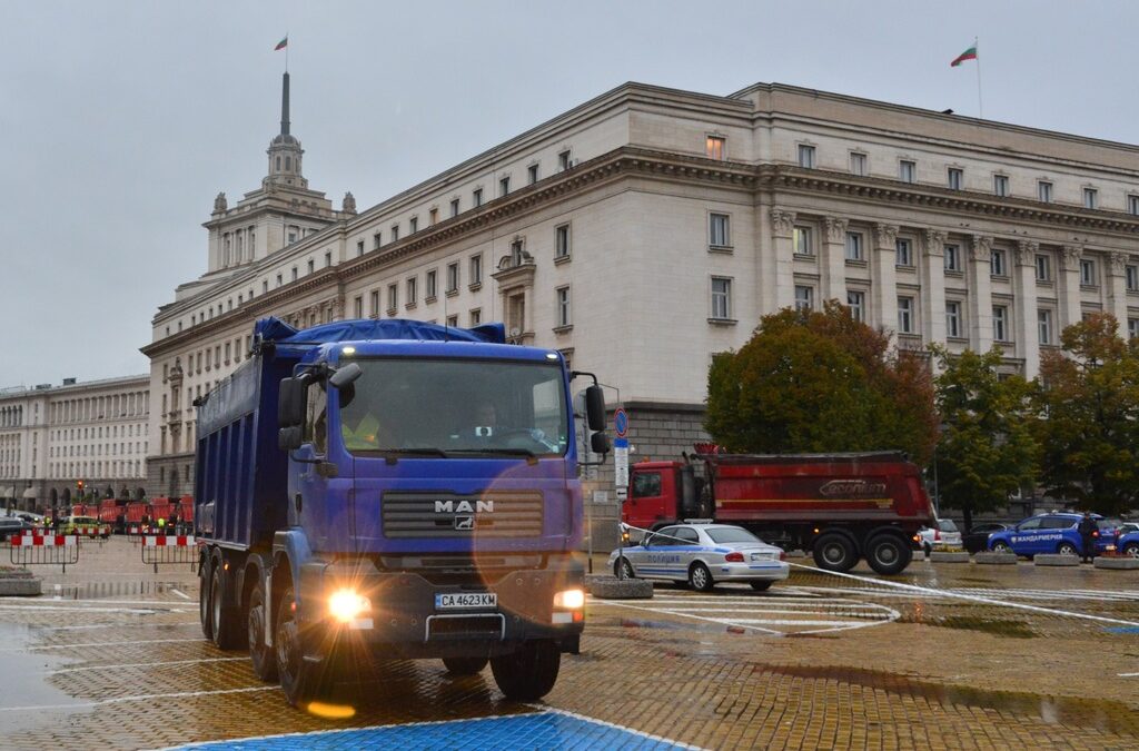 Пътностроителните фирми заплашиха с ежедневни протести с тежка техника в центъра на София