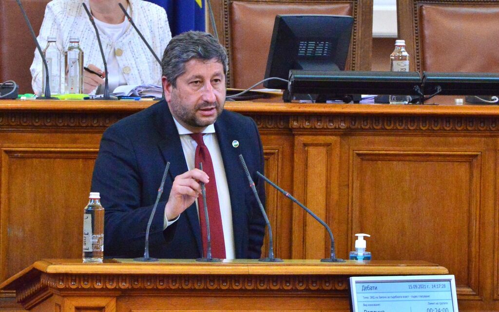 "Демократична България" издига Христо Иванов срещу Делян Пеевски във Велико Търново "Демократична България" издига Христо Иванов срещу Делян Пеевски във Велико Търново