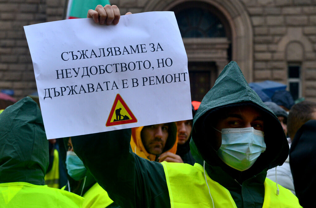 Протестите спират, докато вървят преговорите