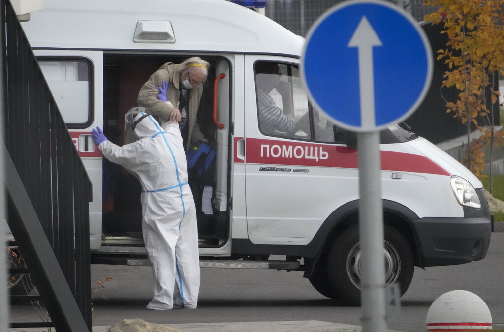 Коронавирусът по света: Жертвите в Русия наближават 1000 на ден, делът на ваксинираните остава малък