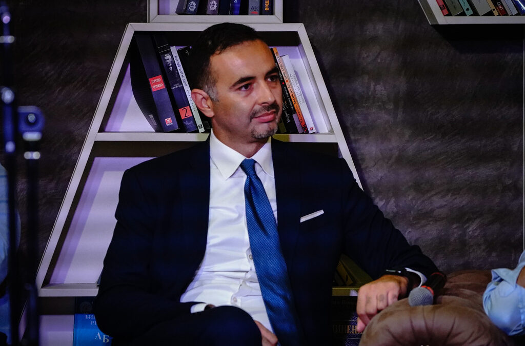 Валдрин Лука по време на дискусия в София за 30-ата годишнина от създаването на Американския университет в България, 16 септември.