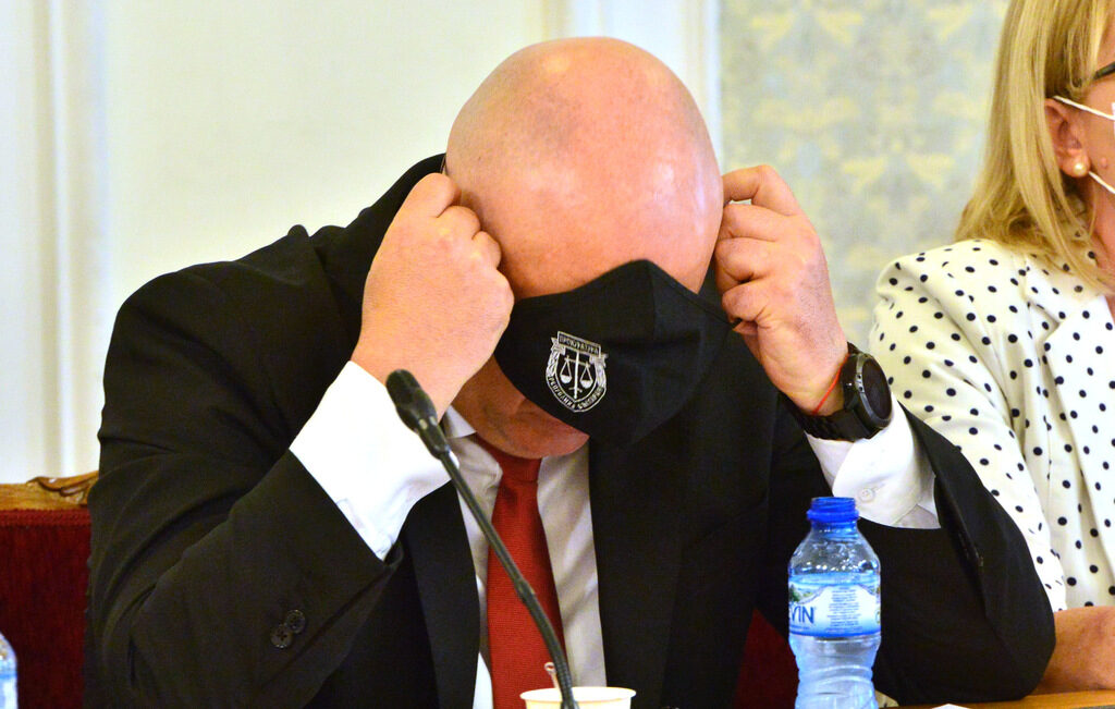 Прокуратурата преследва гражданите, но не и властта, въпреки усещането за корупция в здравеопазването, сочи анализ