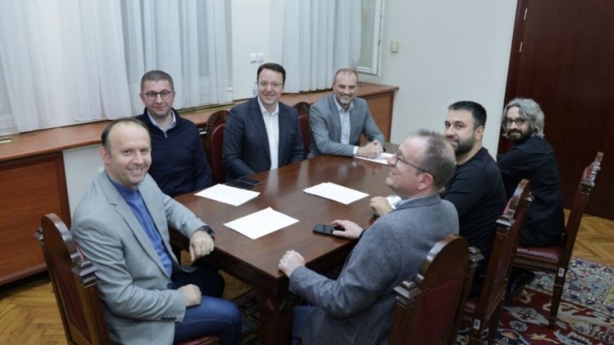 Снимката от петък вечер, когато лидерът на ВМРО-ДПМНЕ Християн Мицкоски обяви, че има мнозинство.
