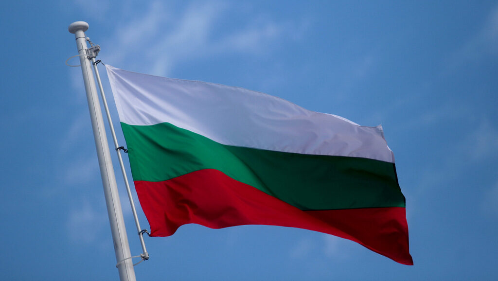 Голямата задача пред българската демокрация е да излезе от порочния цикъл, заключен между недоверието в рационалните структури и сляпото следване на персонална харизма. Голямата задача пред българската демокрация е да излезе от порочния цикъл, заключен между недоверието в рационалните структури и сляпото следване на персонална харизма.
