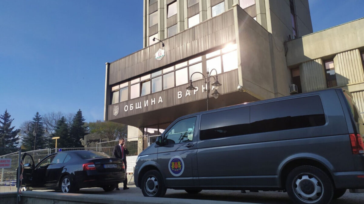 Колите на антикорупционната комисия пред сградата на община Варна в деня, в който започна проверката.