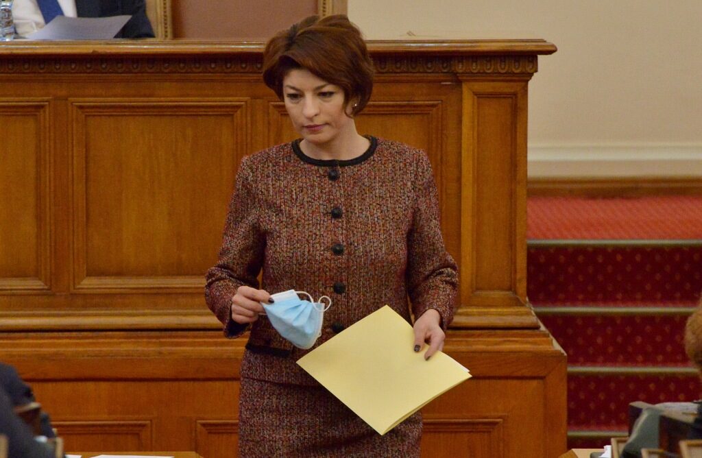 ГЕРБ предлага: Или депутатите с COVID сертификати, или всички сектори да работят без такива