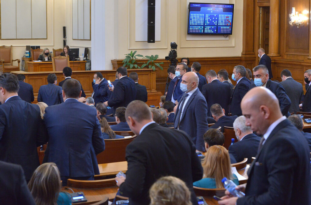 За пореден ден ГЕРБ атакува бъдещите управляващи, че не въвеждат достъп с COVID сертификати в парламента За пореден ден ГЕРБ атакува бъдещите управляващи, че не въвеждат достъп с COVID сертификати в парламента