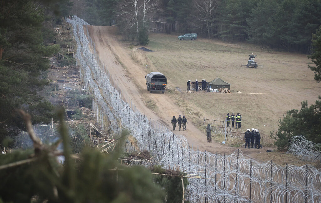Великобритания и Чехия пращат военни да помагат на Полша с мигрантите