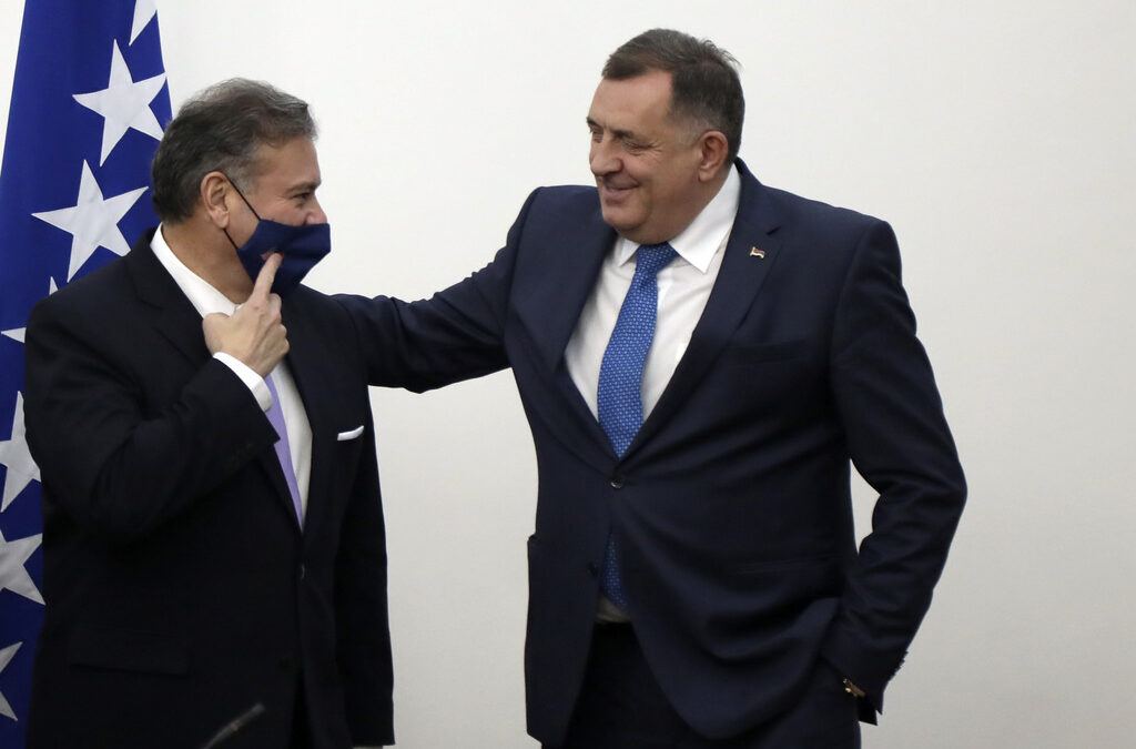 От срещата на члена на босненското президентство Милорад Додик (вдясно) с пратеника на Държавния департамент на Съединените щати Габриел Ескобар.