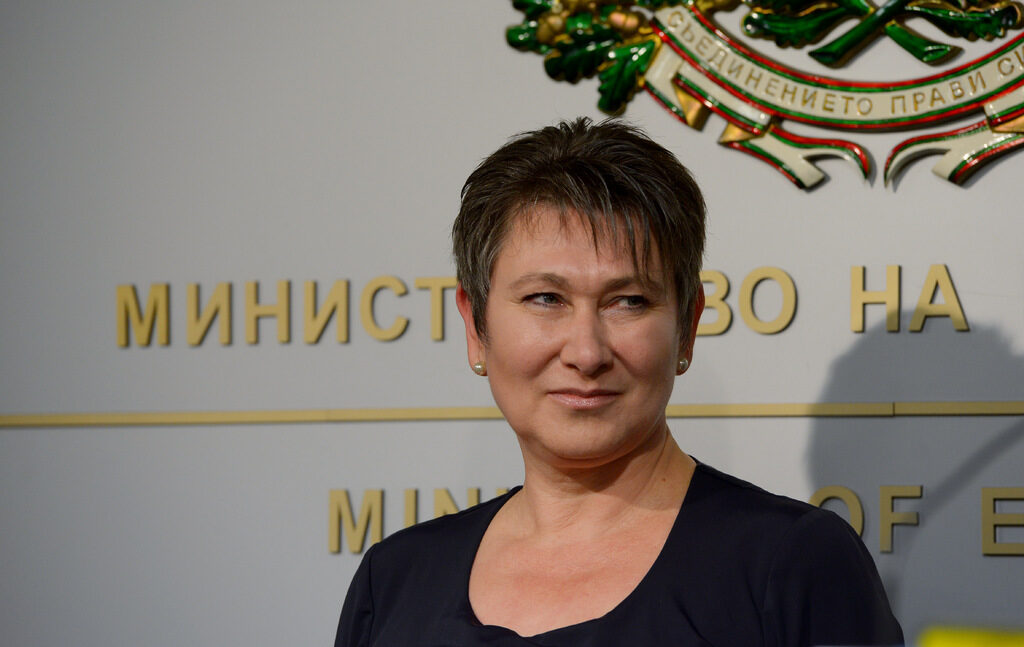 Министър Даниела Везиева връчи три сертификата клас А по реда на Закона за насърчаване на инвестициите Министър Даниела Везиева връчи три сертификата клас А по реда на Закона за насърчаване на инвестициите