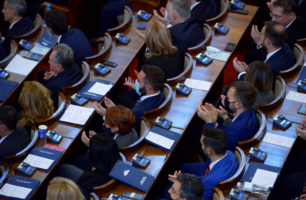 Нови депутати: кой влиза в парламента на местата на министрите