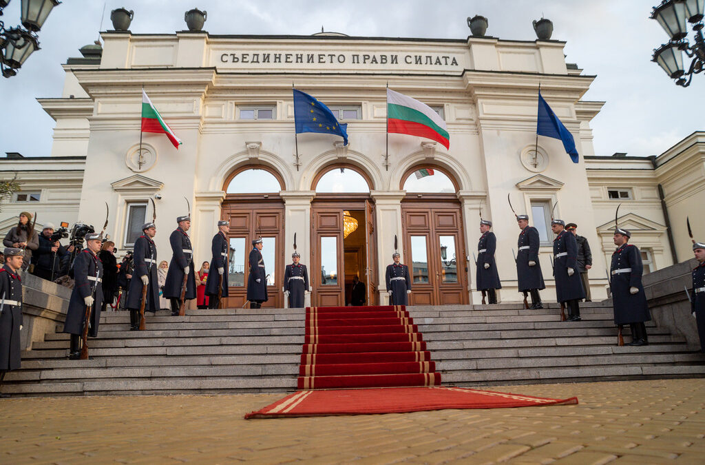 Досегашните състави на Народното събрание демонстрират пренебрежение и към мандатите на органите, като най-крещящ пример е с мандата на главния инспектор и инспекторите в ИВСС, както и Комисията за защита на личните данни