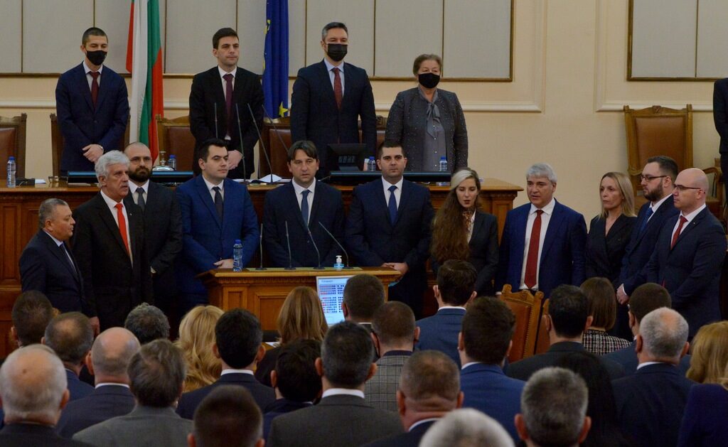 Дванадесет нови депутати влязоха в парламента, други двама напуснаха