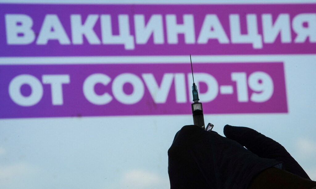 Коронавирусът по света: Русия включи ваксината срещу COVID-19 в имунизационния си календар