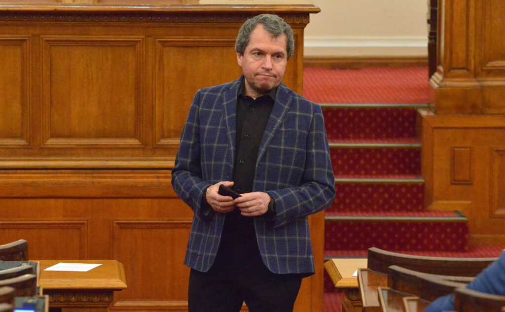 Коалиционен партньор критикува Кирил Петков, че не е направил интервю за COVID-19 с антиваксър