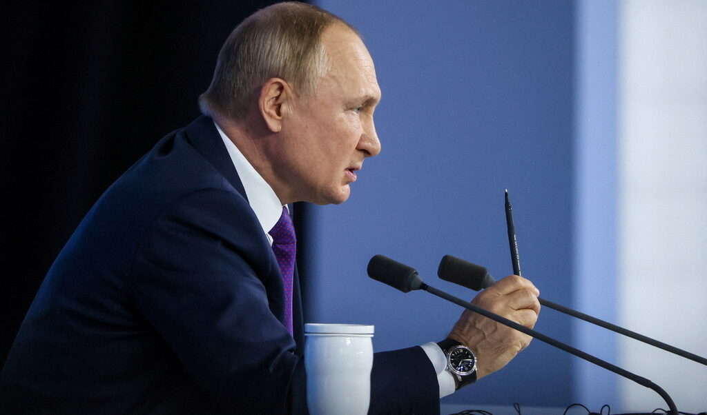 Путин сравни медии и граждански организации с болшевиките