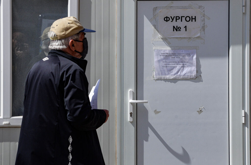 Бустерната доза срещу COVID-19 в България вече ще се поставя три месеца след втората игла