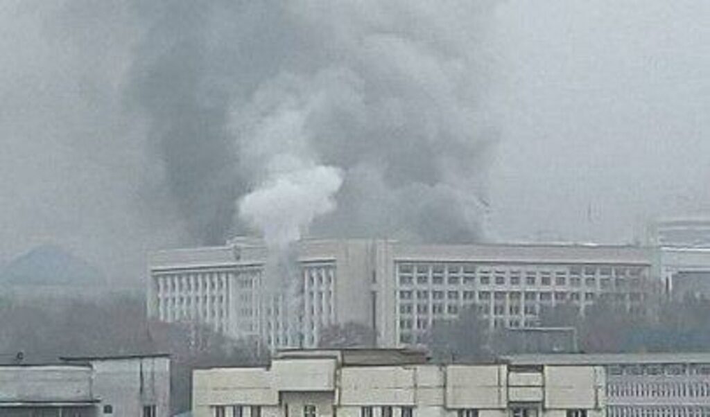 Гори превзетата от протестиращите административна сграда в Алмати.