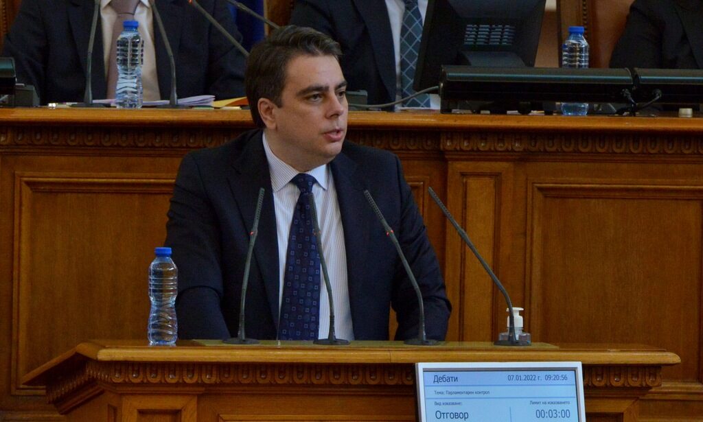 Асен Василев: Няма ангажимент за затваряне на мощности, а за намаляване на емисии