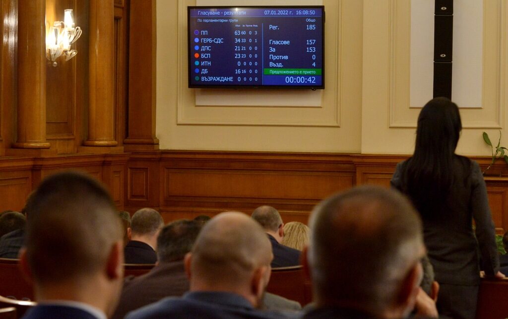 С "разнобой в коалицията" депутатите приеха достъпа до парламента с COVID сертификат