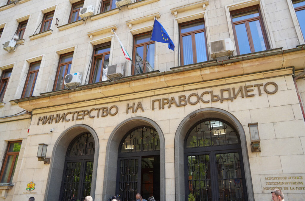 ЕК в поредно писмо предупреди, че по този начин България налага на други държави-членки задължението да признават за граждани на ЕС лицата, натурализирани на това основание, и да им предоставят всички права, произтичащи от този основен статут.
