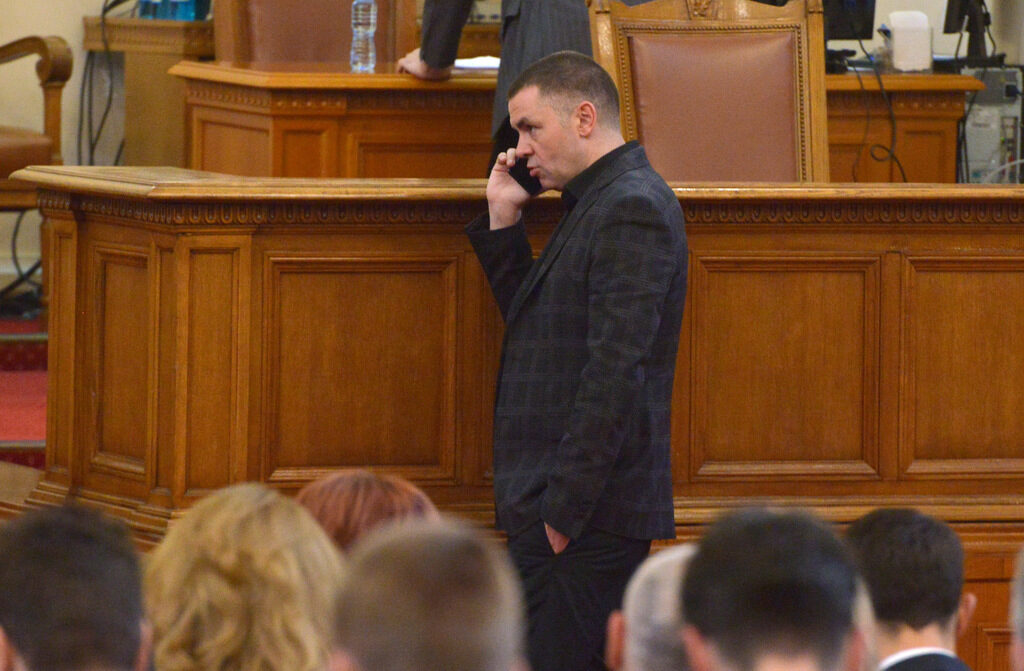 От парламентарната трибуна в първия ден на Народното събрание Христо Петров-Ицо Хазарта каза, че е получил заплахи заради подкрепата за "Продължаваме промяната". От парламентарната трибуна в първия ден на Народното събрание Христо Петров-Ицо Хазарта каза, че е получил заплахи заради подкрепата за "Продължаваме промяната".