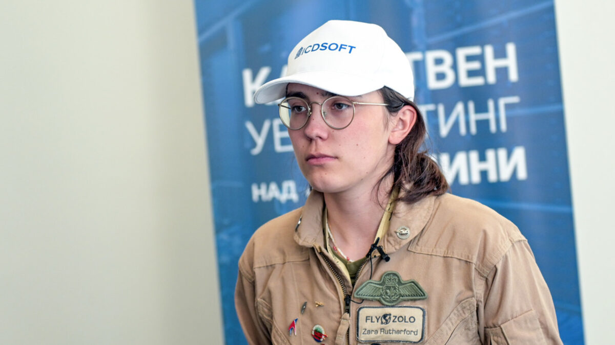 "Свободата е едно от най-вълнуващите неща": как момиче прелетя над света с българска помощ