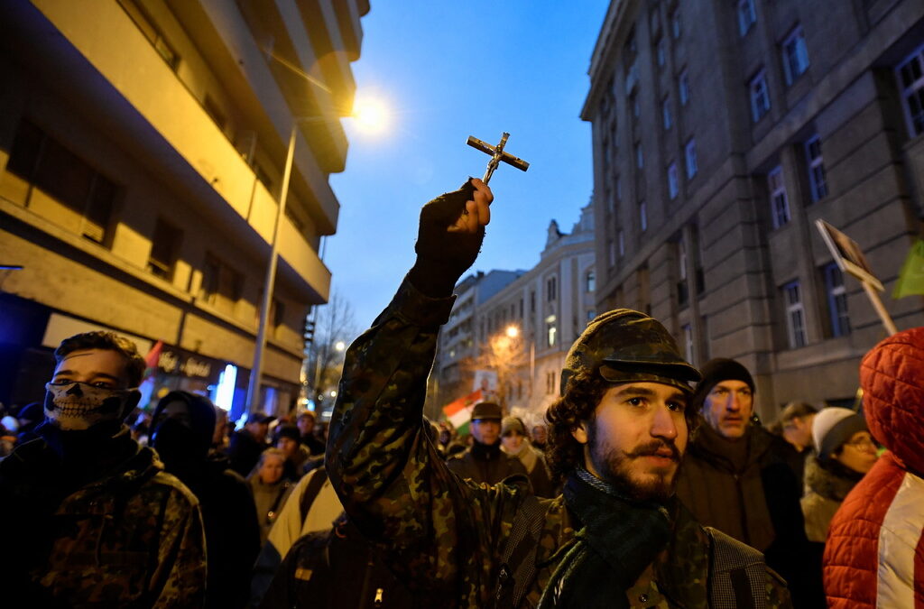 Мъж носи разпятие по време на протестите срещу ваксините в Будапеща. Те бяха организирани от крайнодясната партия "Наша родина", която се обяви в защита на правата на нежелаещите да се имунизират срещу COVID-19.
