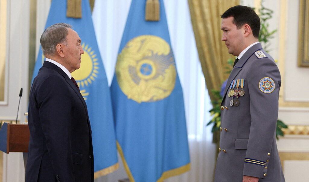 Първият казахстански президент Нурсултан Назарбаев с племенника си Абиш в Астана.