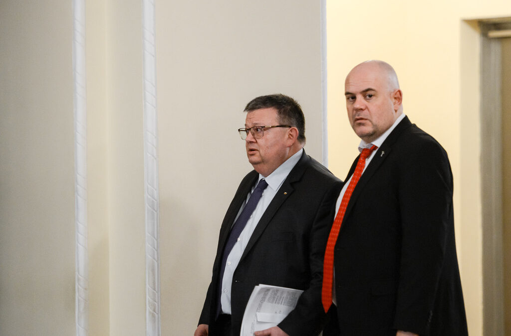 В края на миналата седмица паралелно с подадената от Цацаров оставка, партиите от управляващата коалиция поискаха оставката и на главния прокурор Иван Гешев. Засега той отказва да напусне, а най-вероятно управляващите ще търсят да го сменят чрез промяна на Висшия съдебен съвет.