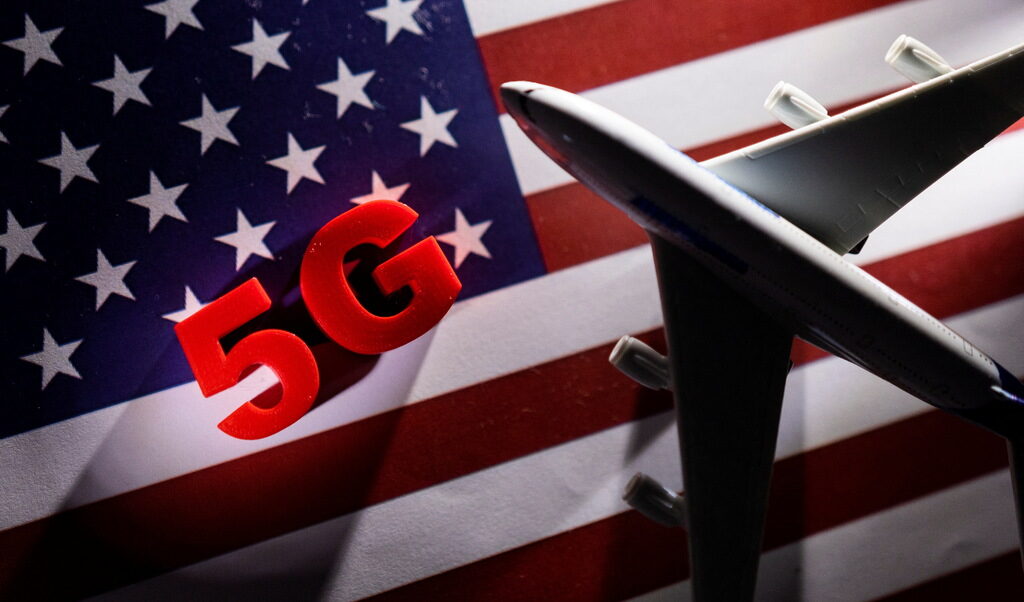 Авиокомпании трескаво пренареждат полети до САЩ заради 5G
