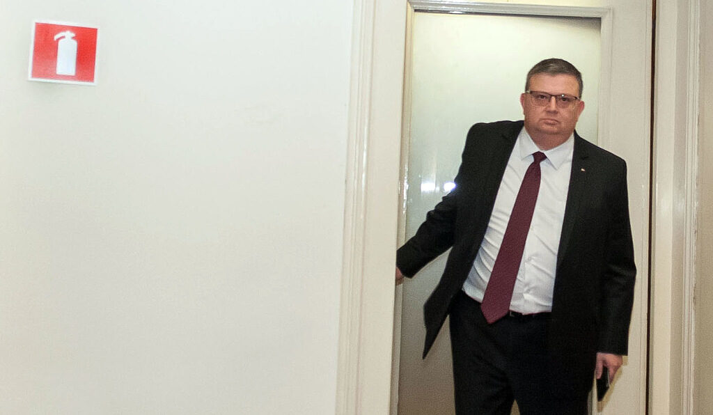 Чадър над кабинета: Цацаров по коридорите на властта