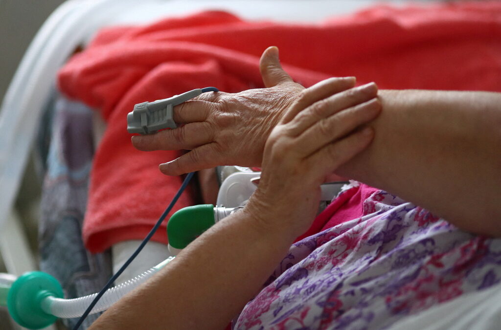 Медицински работник държи ръката на COVID-19 пациент в болница във Волгоград. Случаите на нови инфекции в Русия се повишават от седмица, като вариантът Омикрон вече е разпространен в цялата страна