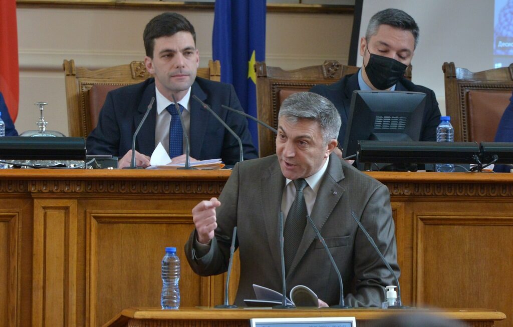 ДПС заплаши парламента с кратък живот и хиляди въпроси към министрите