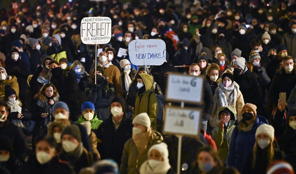 Демонстрация на 26 януари в Мюнхен на противници на мерките на правителството. На плакатите пише "Свобода" и "Фалшиви новини - не". На такива събития говорят и лекари, които са и разпространители на дезинформация в социалните мрежи