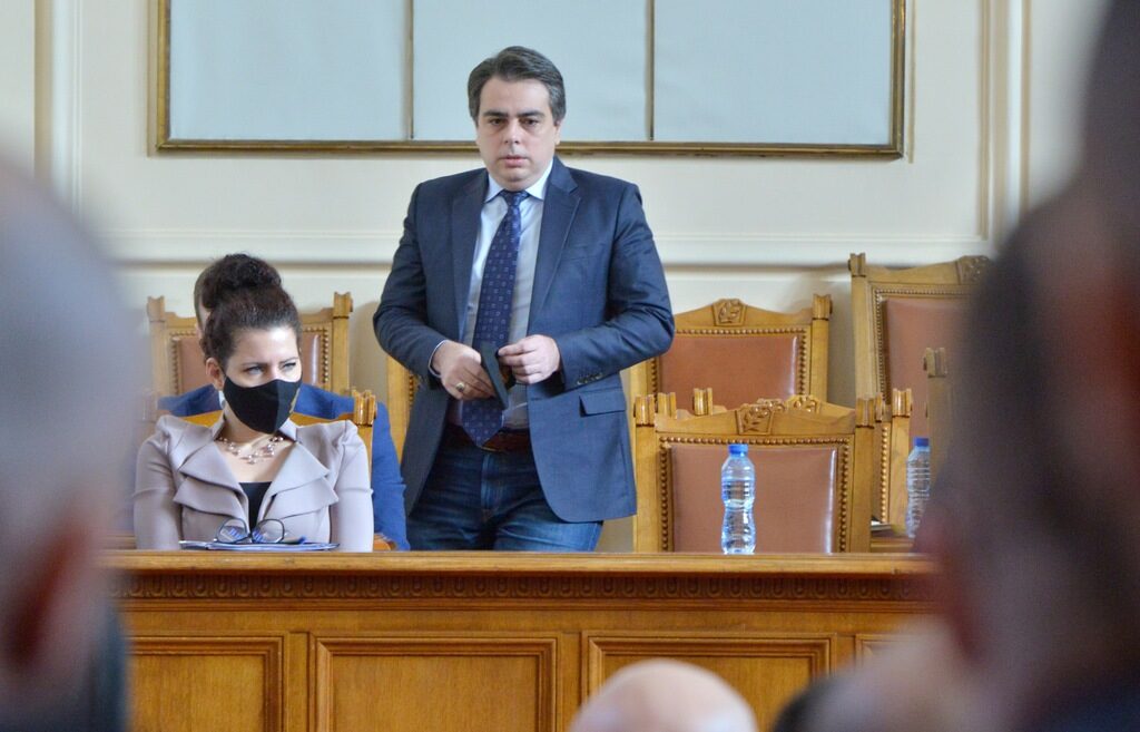 Държавата ще купува централизирано ток за училища и общини
