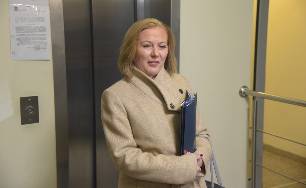 Надежда Йорданова заяви, че ако Конституционният съд се произнесе, че министърът на правосъдието може да иска отстраняването на главния прокурор, тя ще внесе искане до Висшия съдебен съвет с описани нарушения на Гешев и по времето, когато е бил редови обвинител