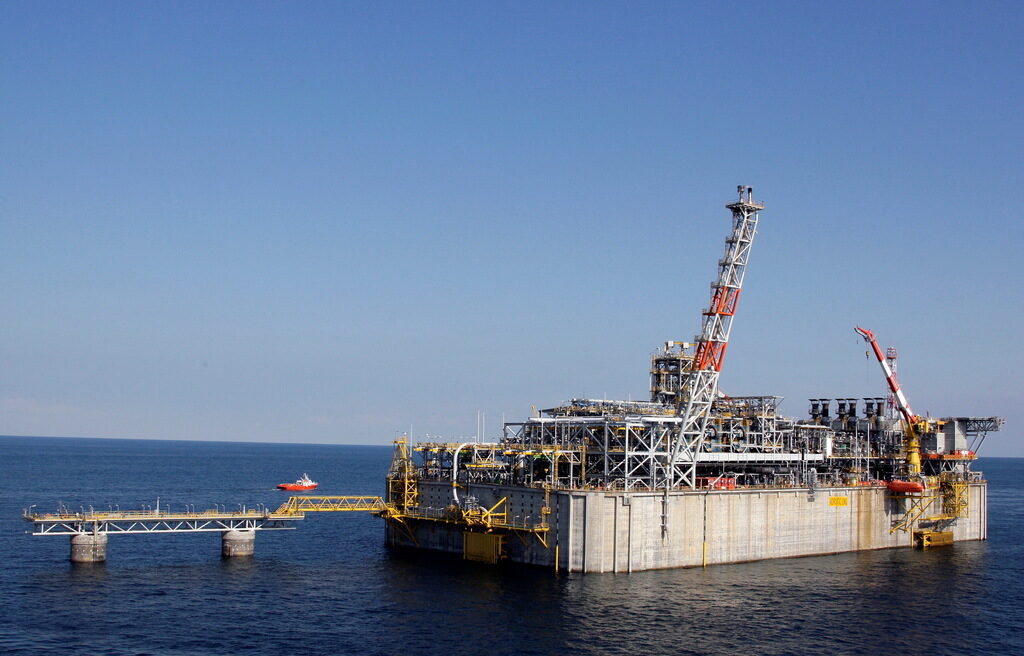 Да купува ли Европа повече втечнен газ по дългосрочни договори