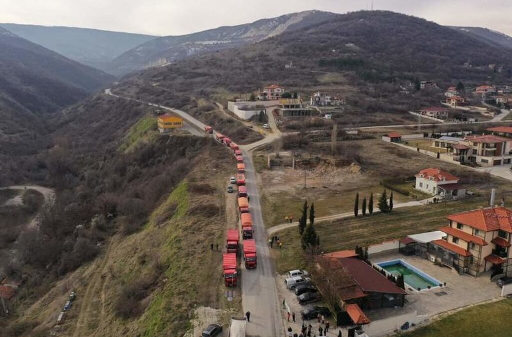 Протестиращите жители на Белащица са спрели част от извозвашите натрошен материал камиони