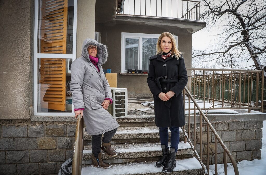 Зам.-кметът Десислава Билева инспектира монтаж на климатик в къща в район "Витоша