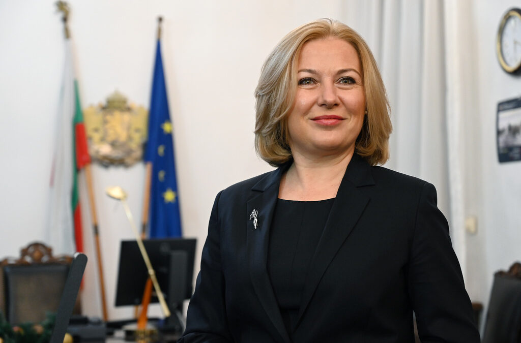 Министър Надежда Йорданова обясни, че се търси съгласие между партиите за промени в конституцията. Министър Надежда Йорданова обясни, че се търси съгласие между партиите за промени в конституцията.