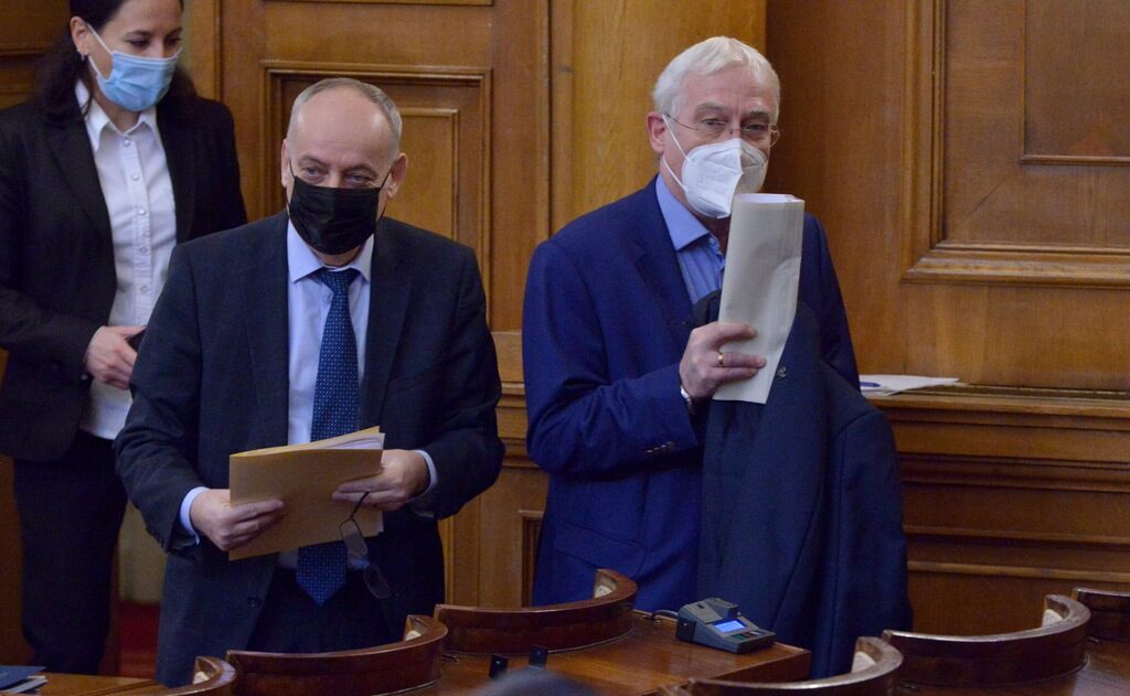 Управителят на здравната каса Петко Салчев и зам.-министърът на здравеопазването Георги Йорданов дойдоха в Народното събрание, за да изслушат дебата за бюджета за здравеопазване. Управителят на здравната каса Петко Салчев и зам.-министърът на здравеопазването Георги Йорданов дойдоха в Народното събрание, за да изслушат дебата за бюджета за здравеопазване.