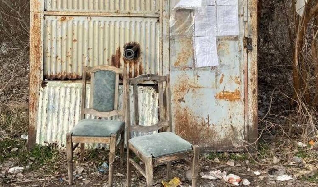 Време е да осъдим държавата не само за условията, при които държат арестуваните, но и за отношението към близките и адвокатите им. Позорно е.